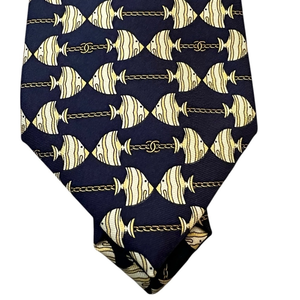 CHANEL silk tie, angelfish w/ chain & double C logo, navy blue & yellow/gold - Picture 3 of 6